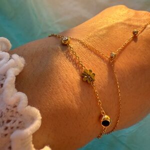 Double Sided Back and White Flower Bracelet

18K Gold Stainless Steel